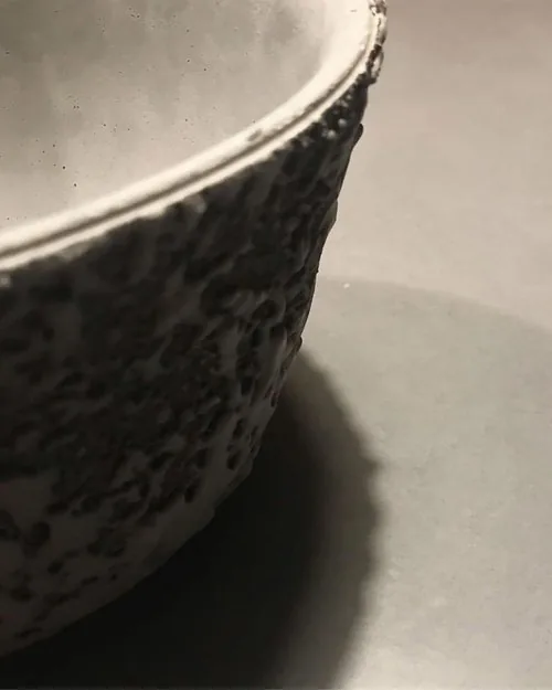 Detalle de borde y textura de hormigón