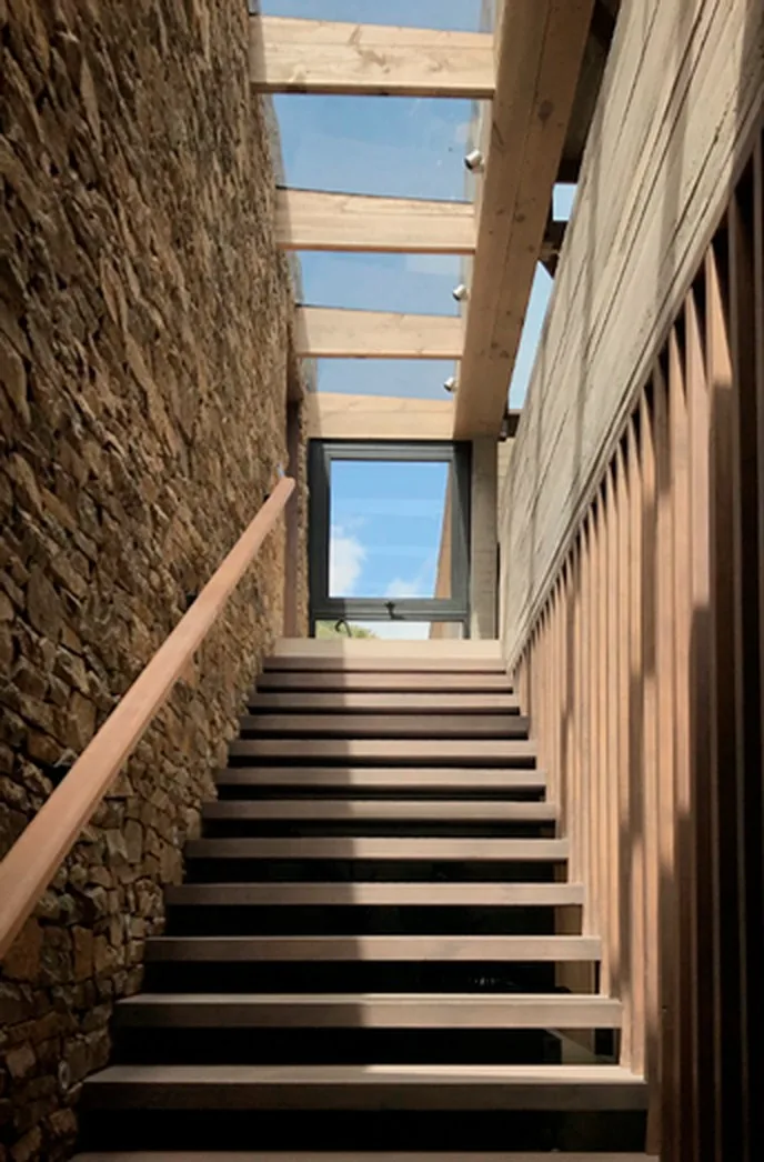 Escalera de hormigón en circulación interior