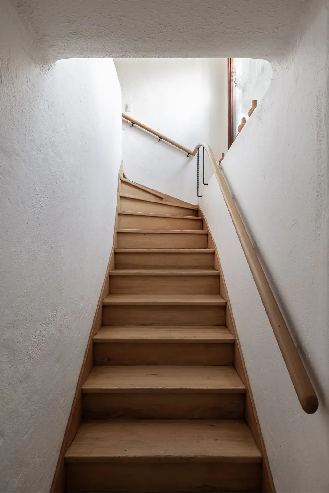 Escalera interior de madera, Casa Buenaventura