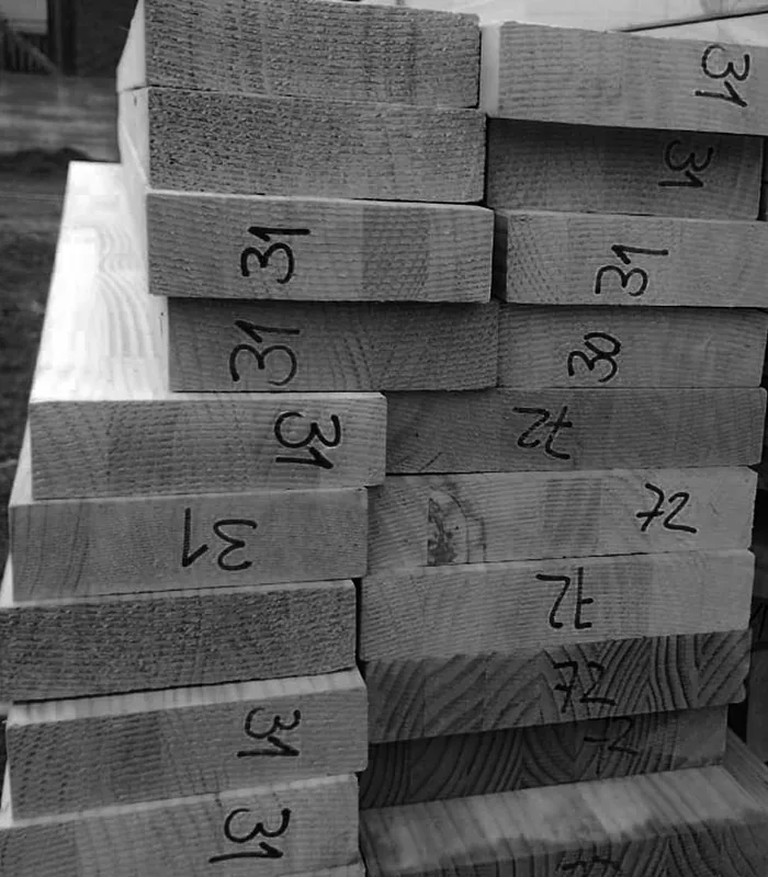 Piezas de madera prefabricada numeradas