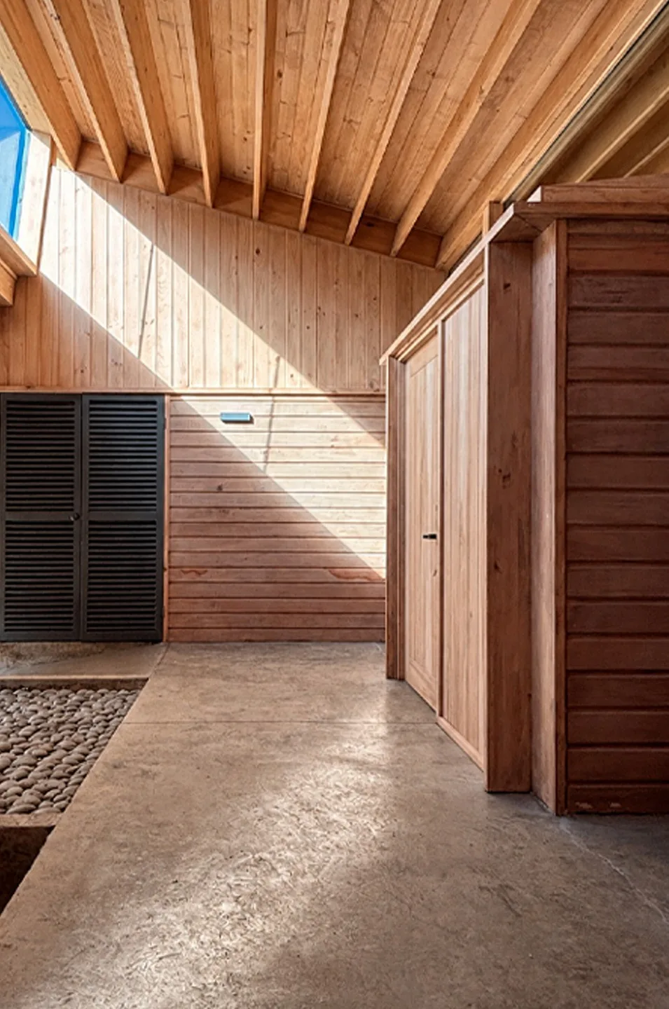 Casa en Lago Ranco — interior de arquitectura en madera