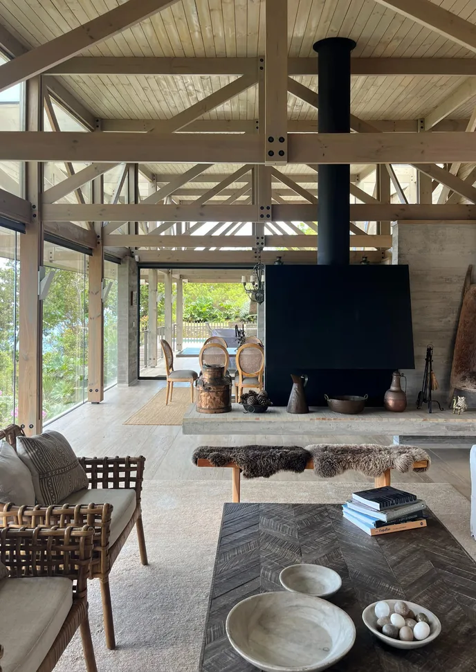 Espacio principal con chimenea y estructura expuesta, Casa 59 Zapallar