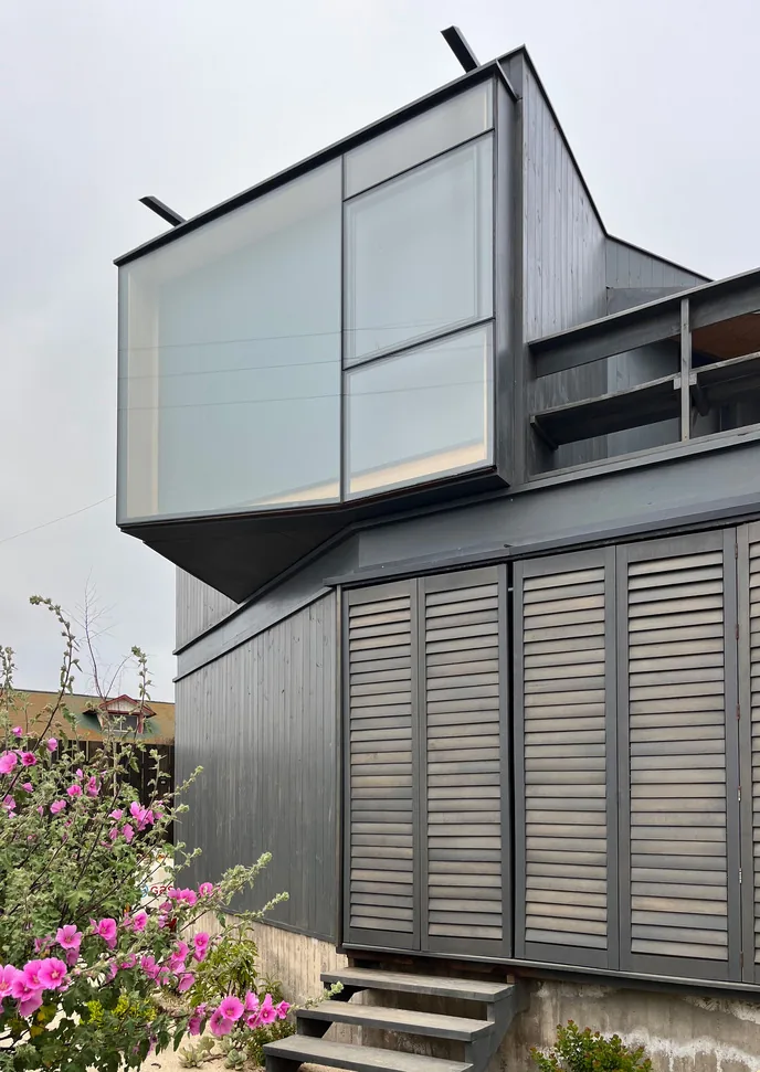 Casa Laguna, Zapallar — detalle fachada ventanal voladizo