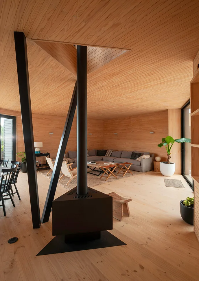 Living interior madera con chimenea, Casa Laguna de Zapallar