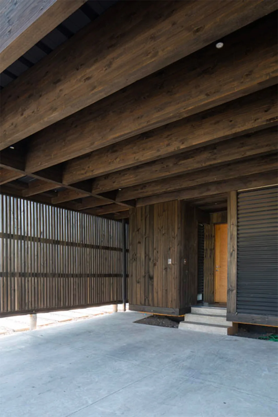 Casa TH, Los Ingleses, Chicureo — detalle de carport en madera quemada