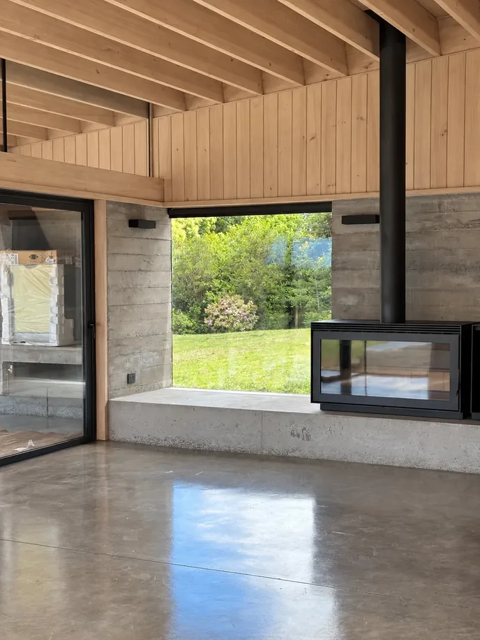 Living con chimenea, casa contemporánea, Lago Ranco
