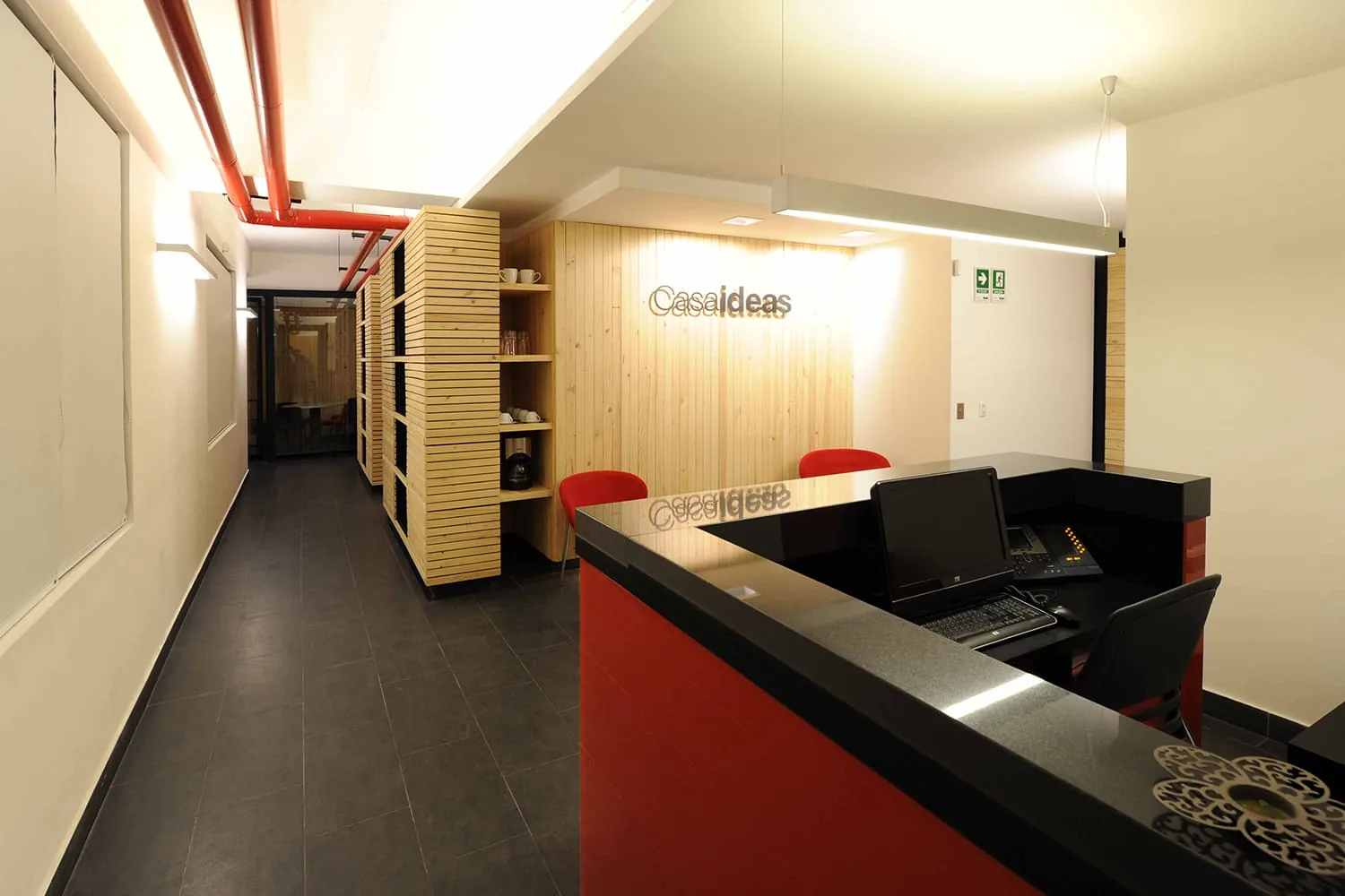 Casa Ideas, Vitacura — mostrador recepción madera