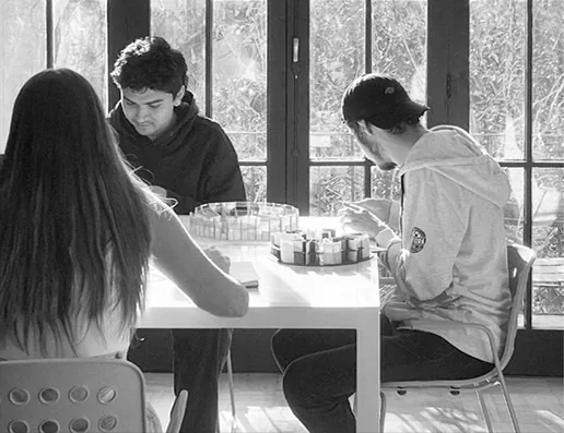 Estudiantes trabajando en proyecto de arquitectura — SUN Arquitectos