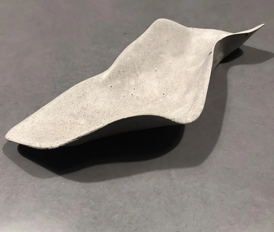 Bandeja Leaf Concrete de forma orgánica, hormigón plegado como una hoja