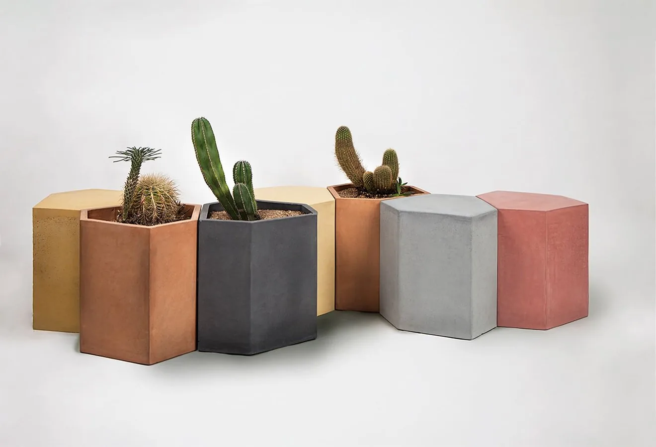 Macetero Banca Monolit — línea modular de maceteros y bancas hexagonales de hormigón en distintos colores