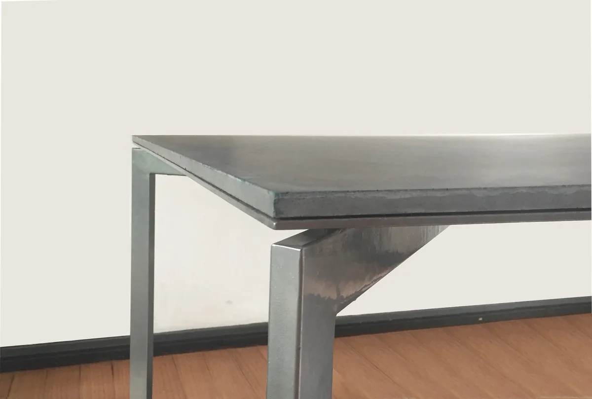 Mesa de comedor con tapa de hormigón y estructura de acero