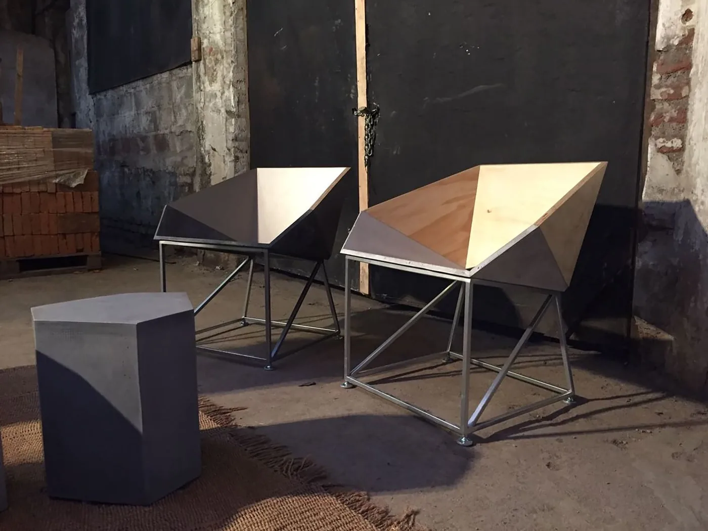 Par de sillas Rose facetadas, en acero y madera, en un espacio de carácter industrial