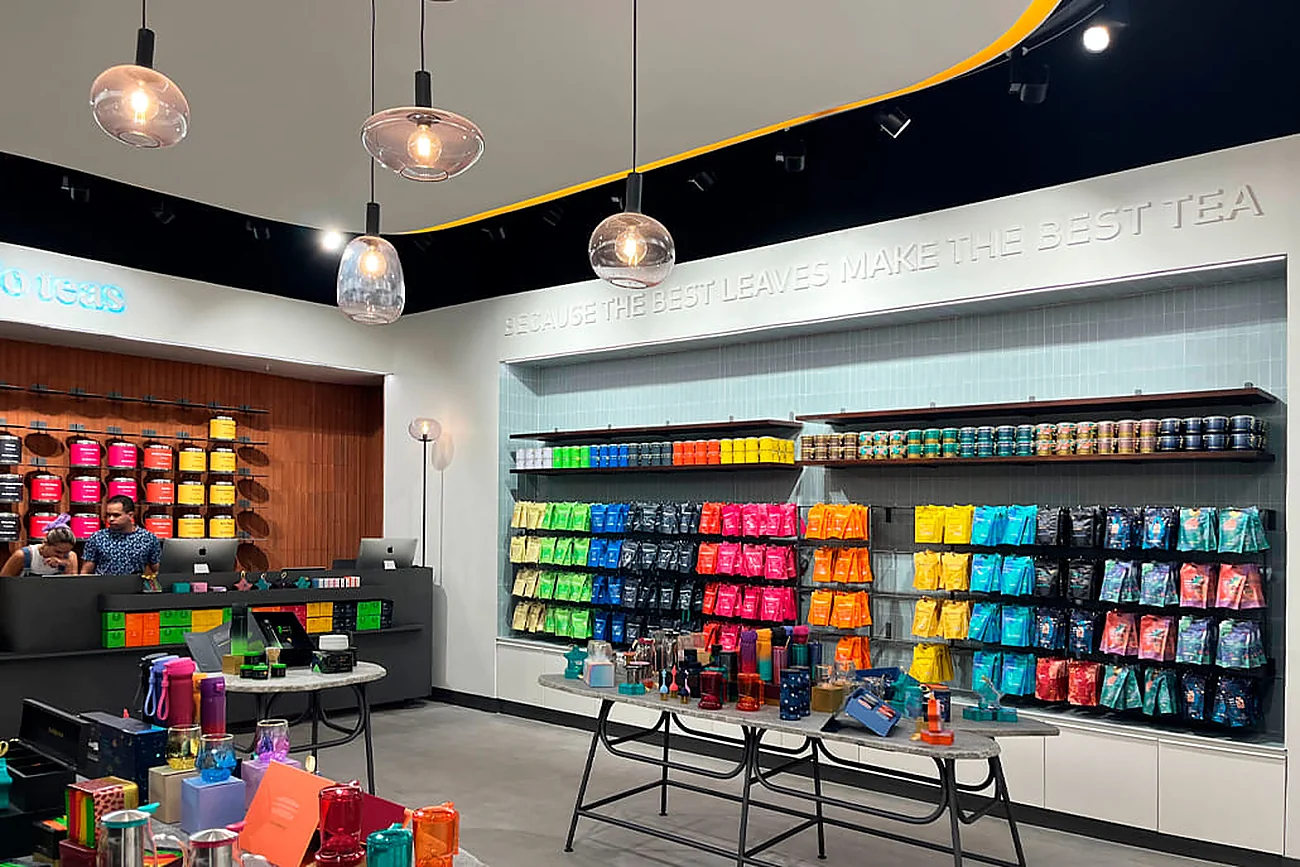 Adagio Teas — interior con muros exhibidores de productos