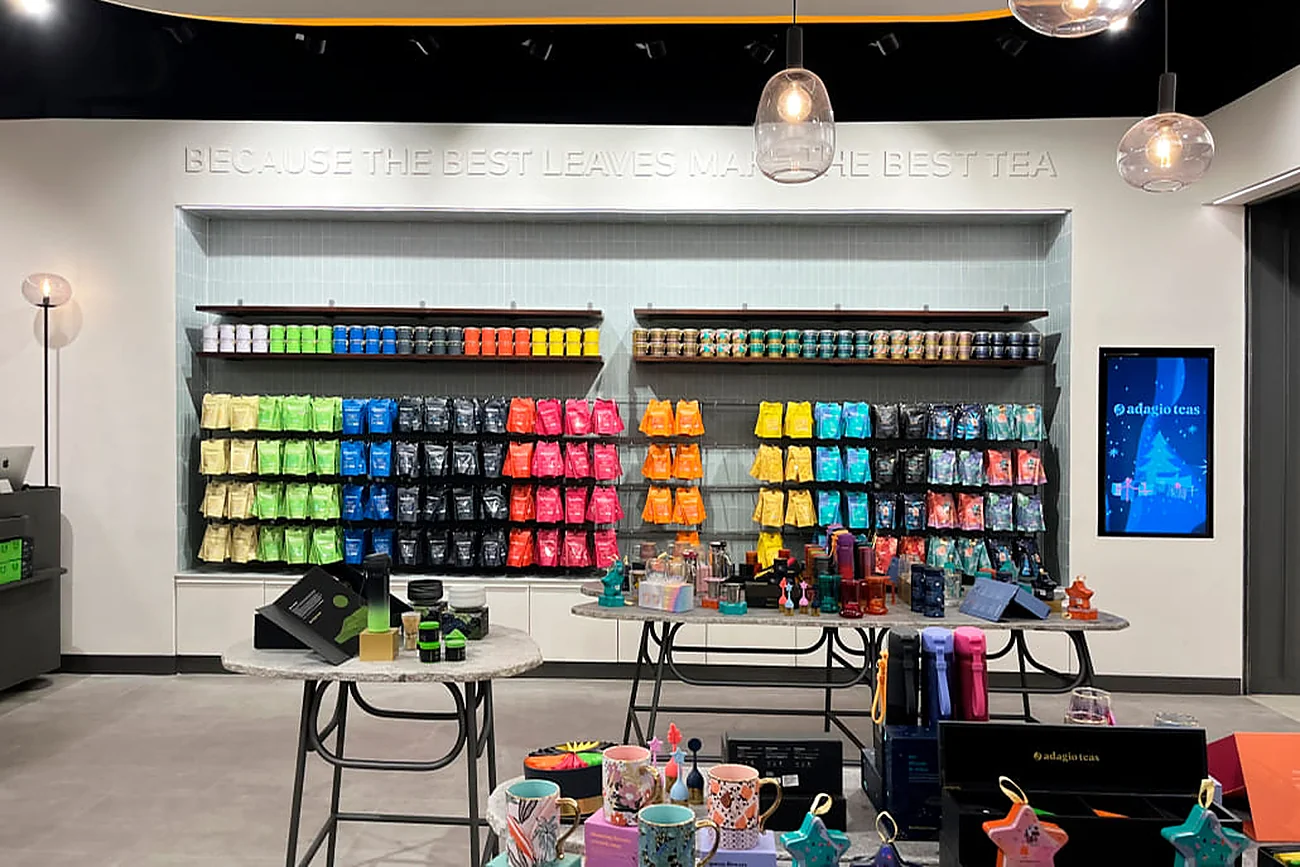 Adagio Teas — muro de exhibición del té por colores