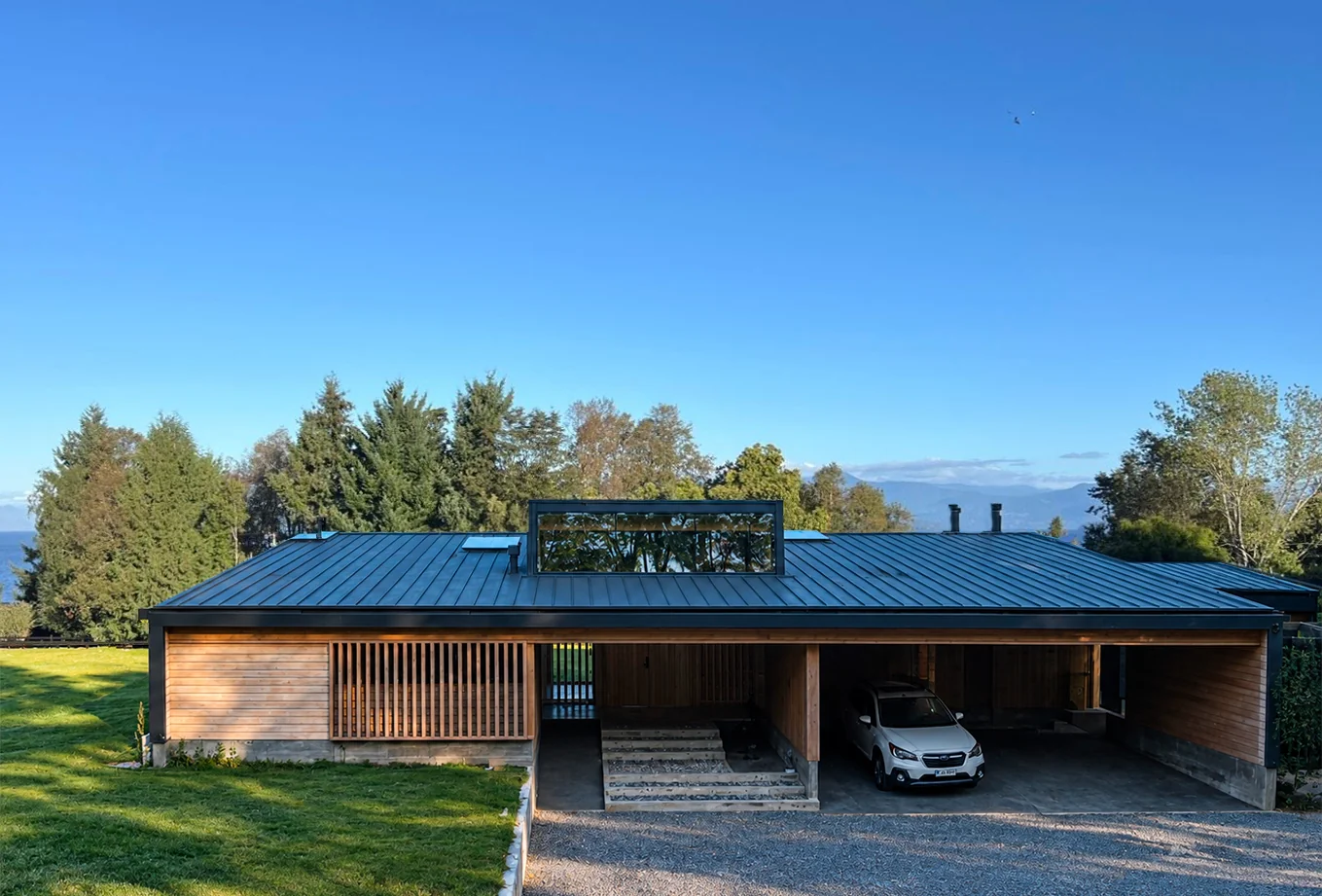 Casa Almares, Lago Ranco — fachada de acceso con cubierta metálica