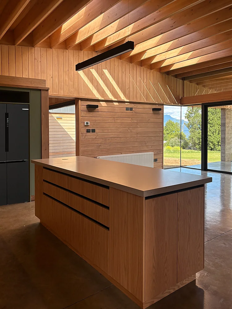 Casa Almares, Lago Ranco — cocina con isla de madera abierta al paisaje