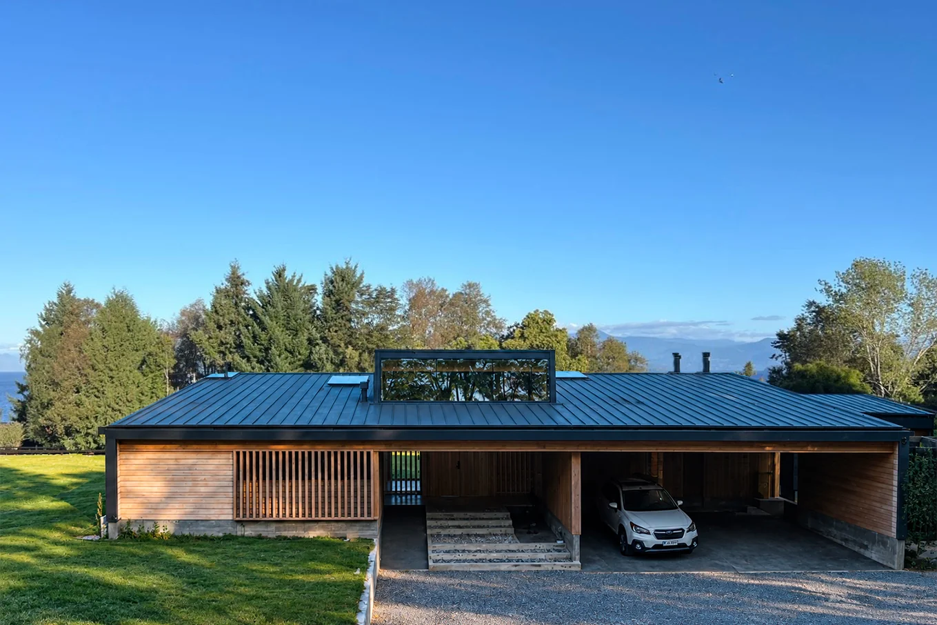 Casa Almares, Lago Ranco — fachada de acceso con cubierta metálica