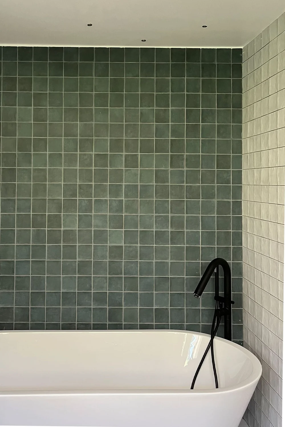 Casa Buenaventura — baño con tina y azulejo verde
