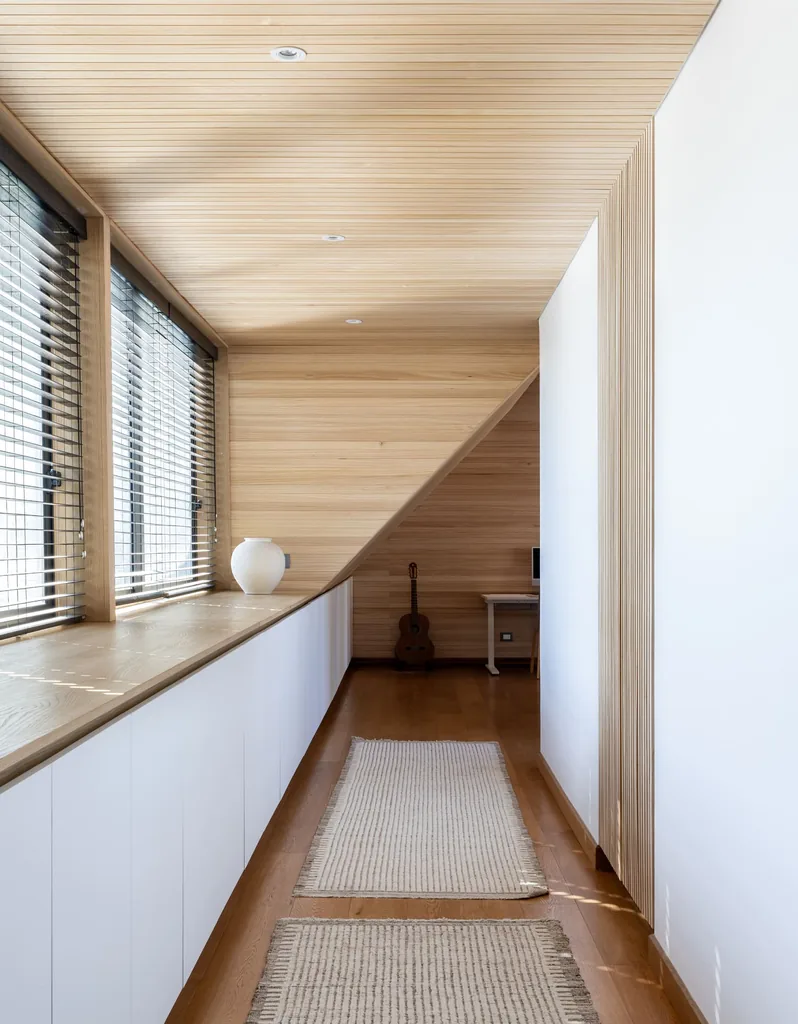 Casa Buenaventura — corredor interior bajo cubierta de madera