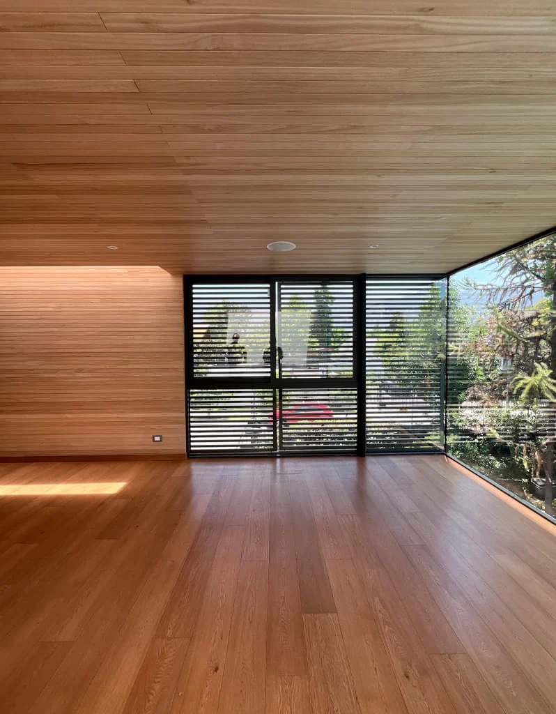 Casa Buenaventura — estar con celosías de madera