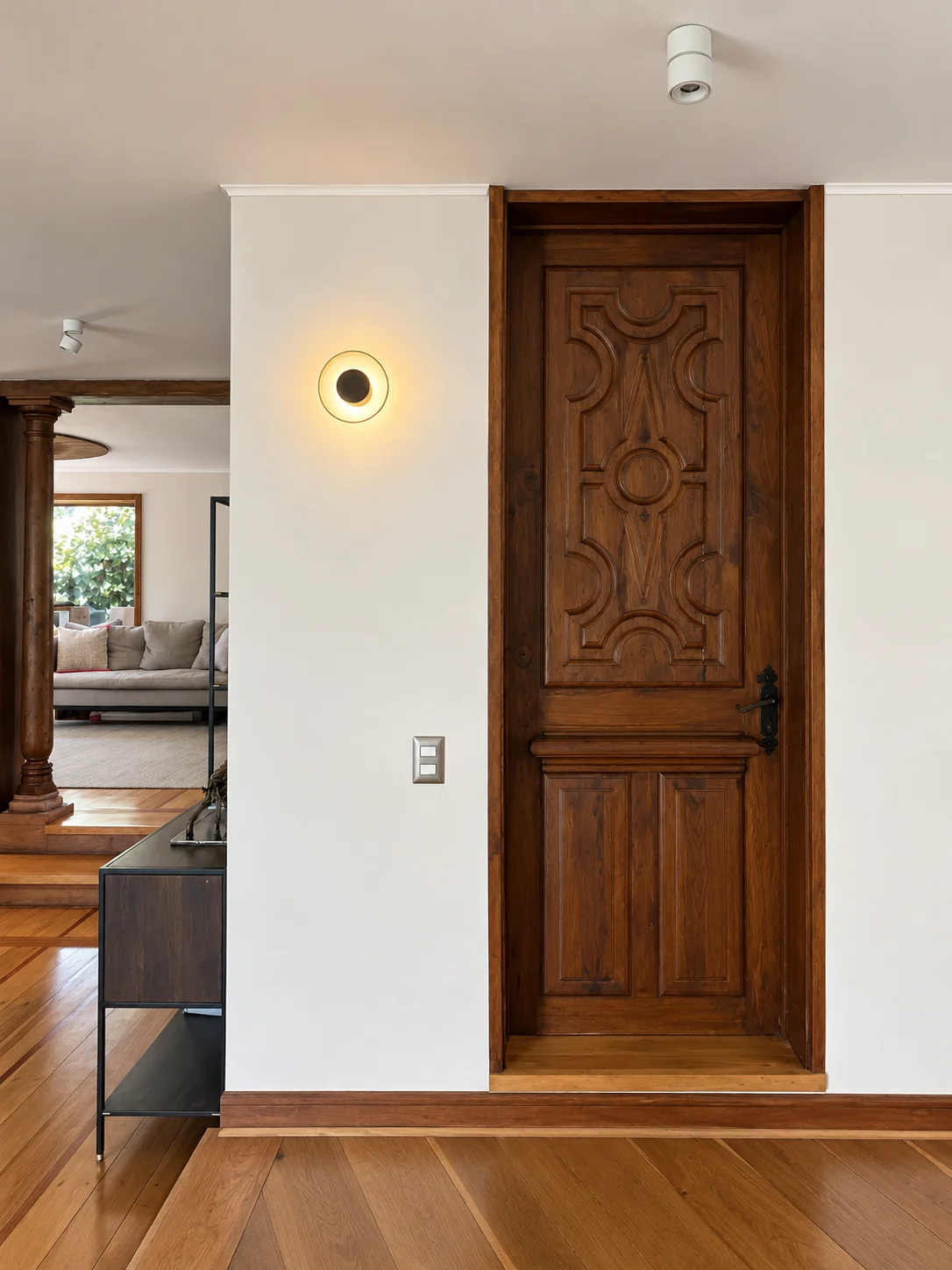 Casa Buenaventura — hall de acceso con puerta de madera tallada