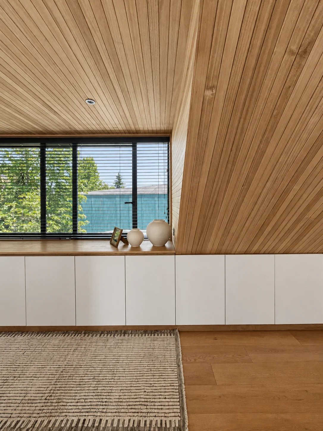 Casa Buenaventura — pasillo con mueble blanco, ventana y cielo de madera