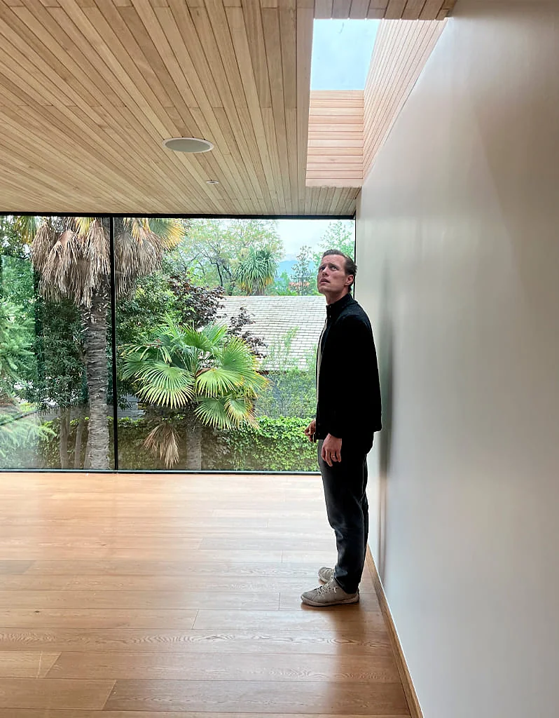 Casa Buenaventura — sala con lucarna, vista a escala humana