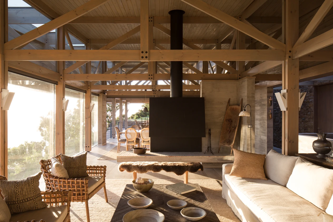 Casa 59 — comedor con vista al océano bajo la cubierta de madera