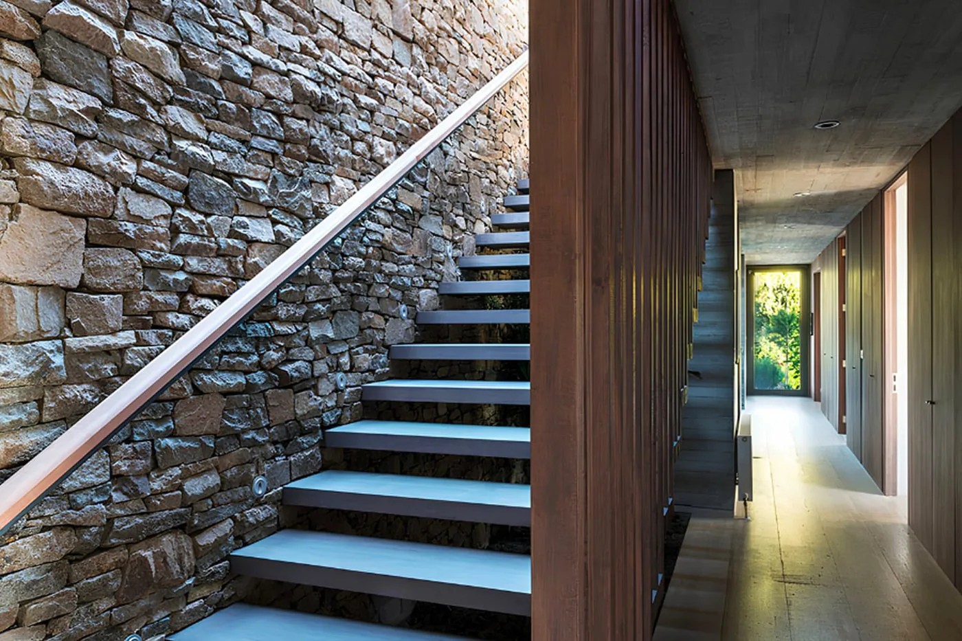 Casa 59 — escalera interior de piedra y madera