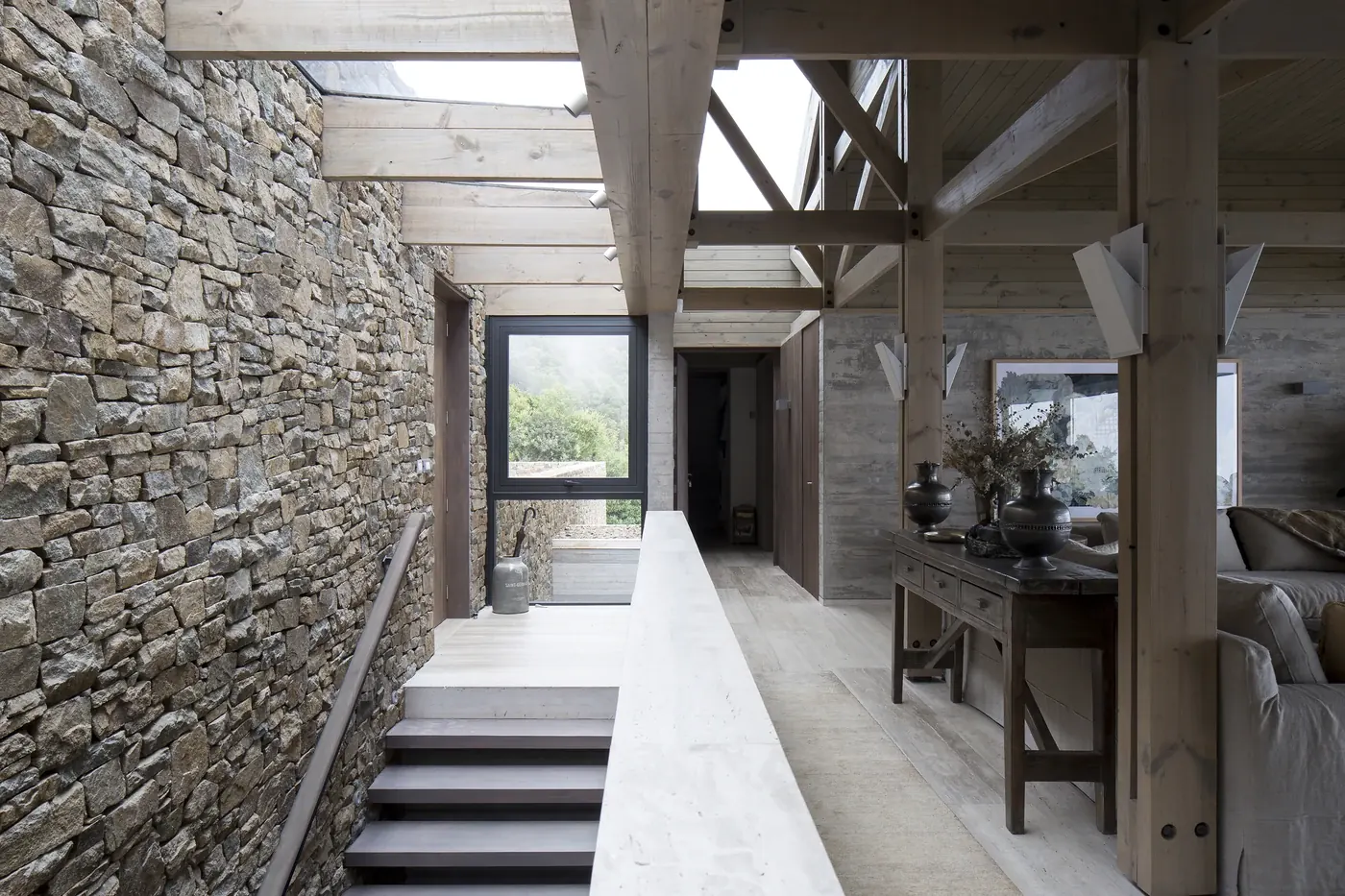 Casa 59 — escalera de piedra bajo el lucernario