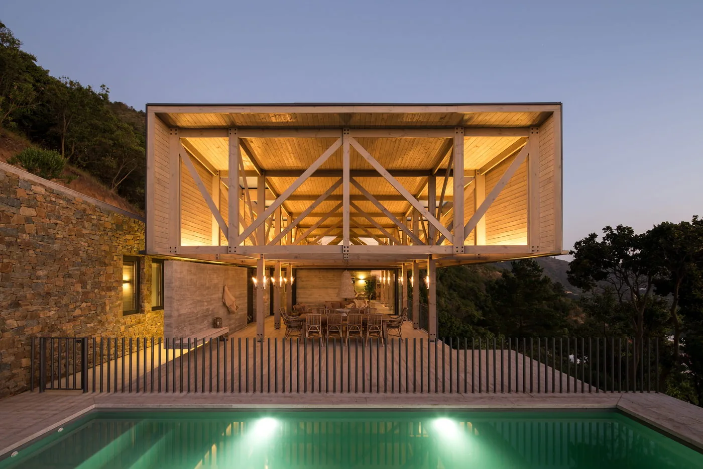 Casa 59 — fachada frontal con piscina al atardecer