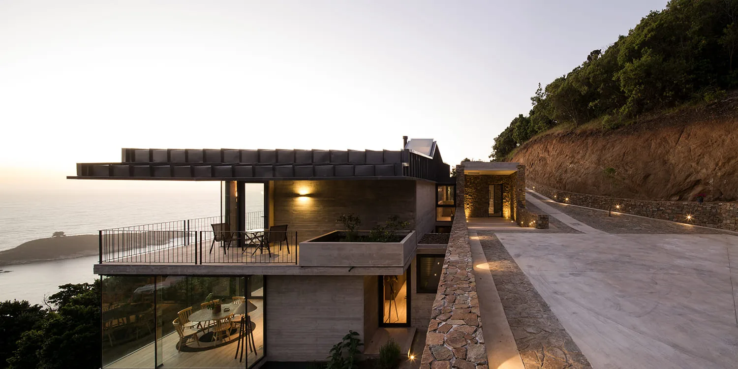 Casa 59 Cerro El Boldo, Zapallar — vista lateral de la casa en la ladera frente al mar