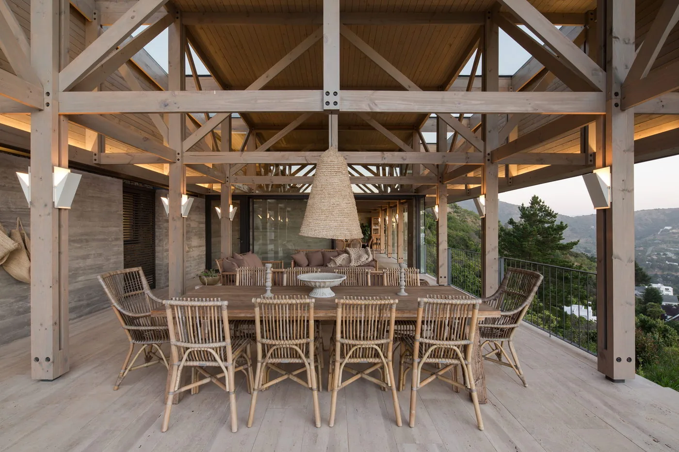 Casa 59 — terraza comedor exterior bajo cubierta de madera con vista al cerro