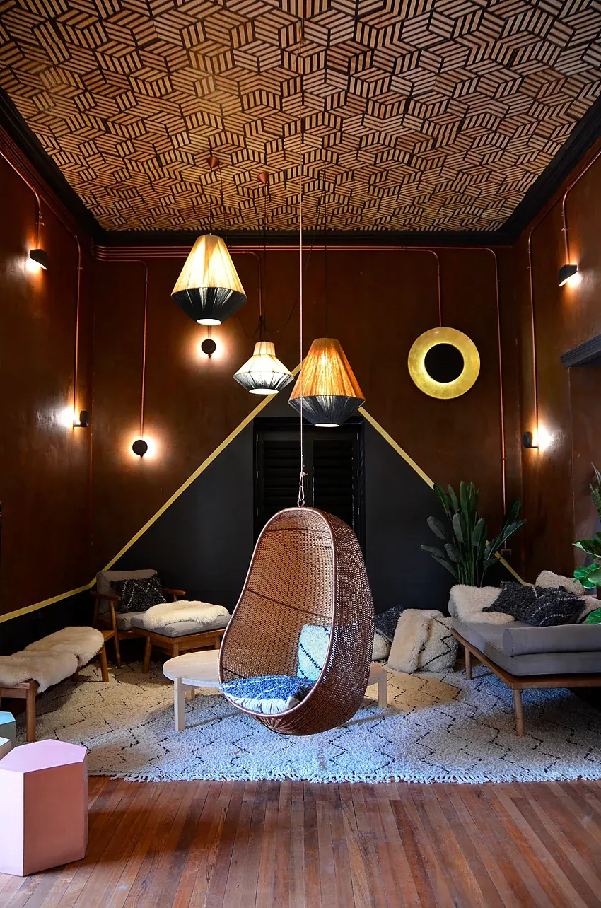 Sala Pausa — cielo decorativo y sillón colgante