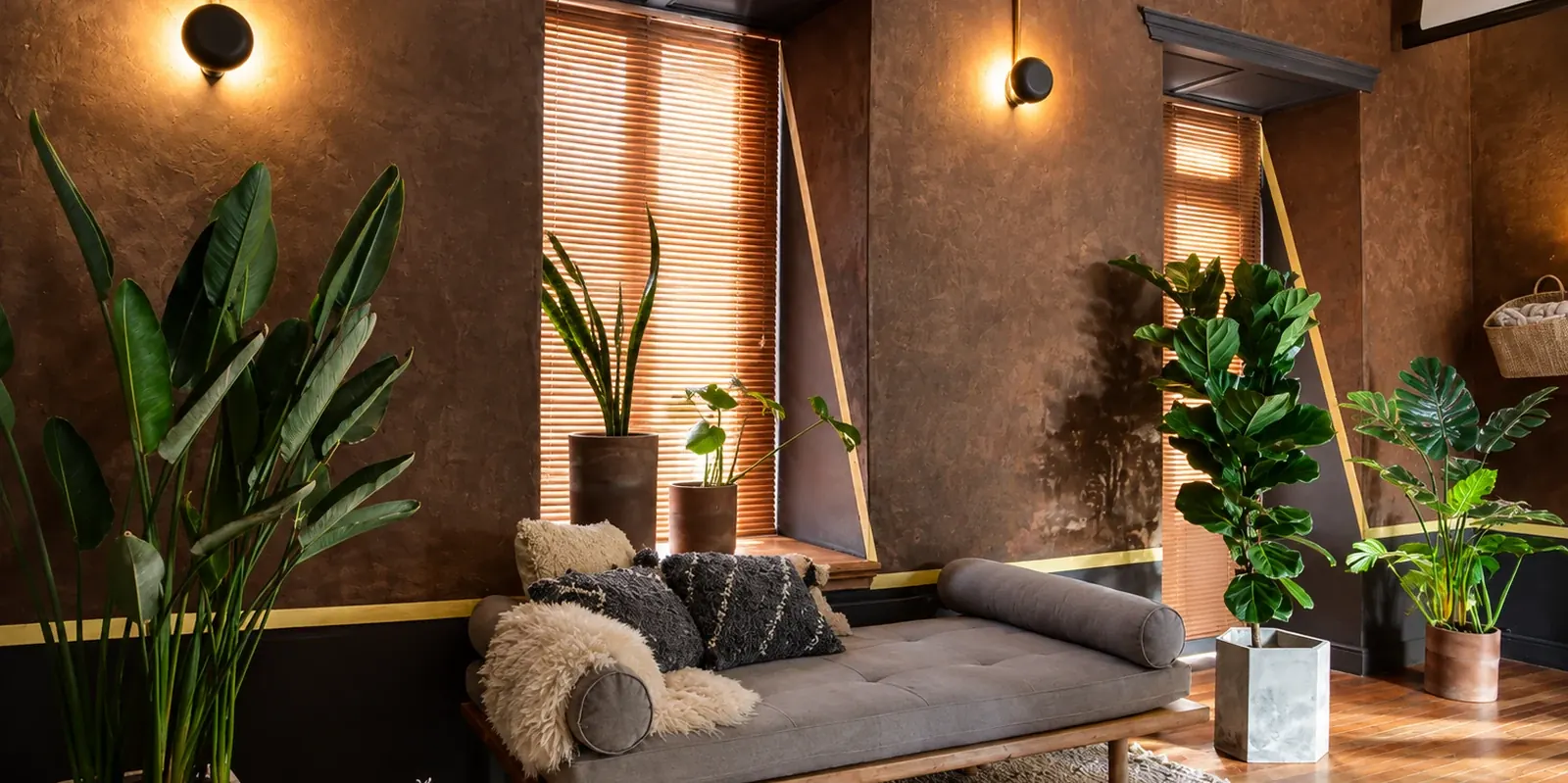Sala Pausa, Casa FOA — sofá daybed y lounge entre plantas