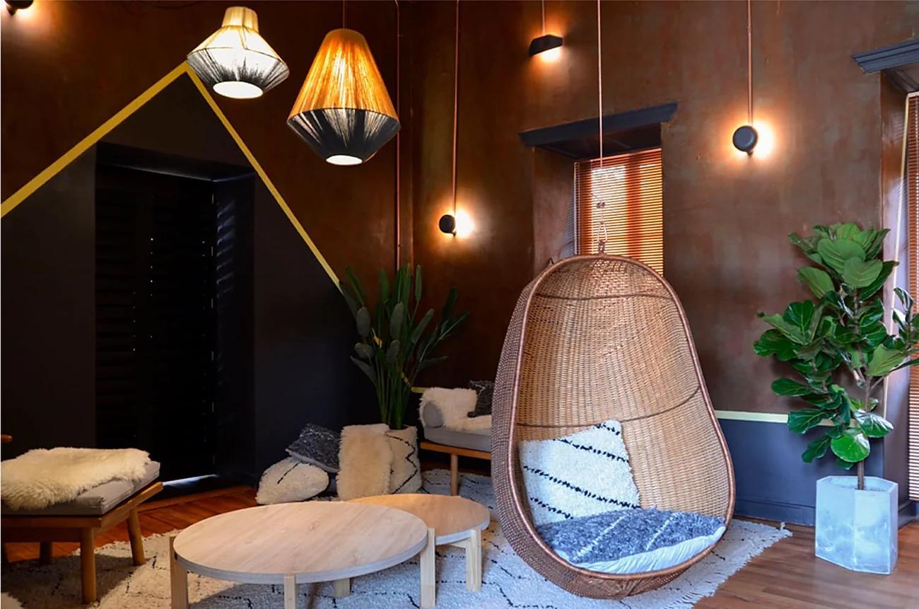 Sala Pausa — sillón colgante y mesas de centro