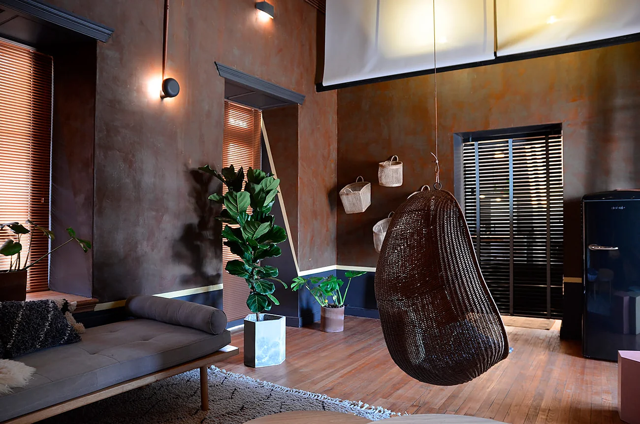 Sala Pausa — sillón colgante y plantas