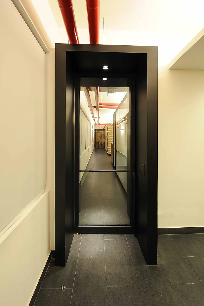 Casa Ideas — acceso interior con puerta vidriada