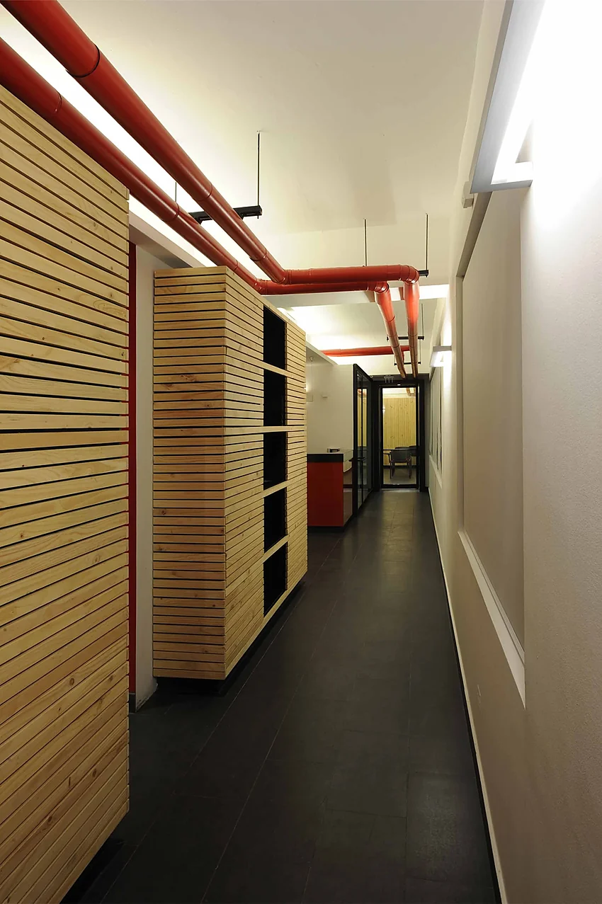 Casa Ideas — circulación interior revestida en madera