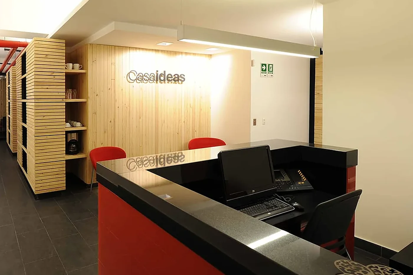 Casa Ideas — mostrador de recepción en madera