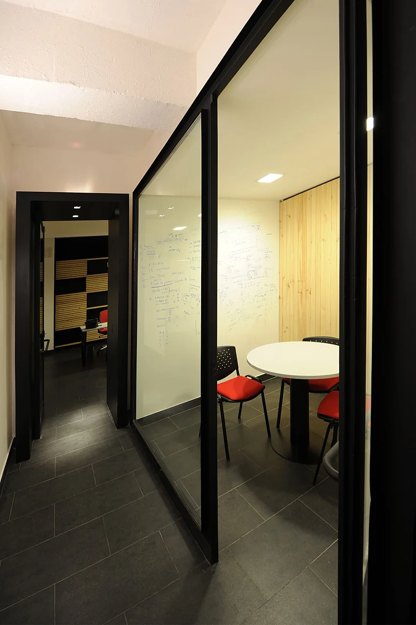 Casa Ideas — sala de reuniones vidriada