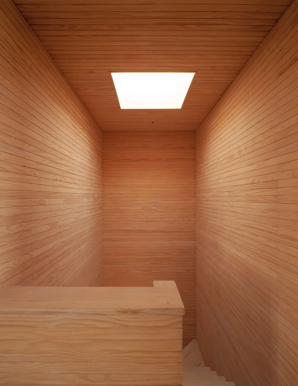 Casa Laguna — caja de escalera con lucarna, revestida en madera