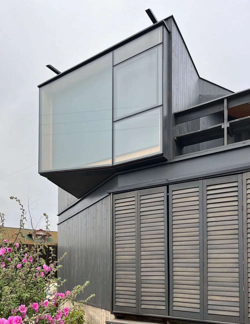 Casa Laguna — detalle de fachada: ventanal y voladizo