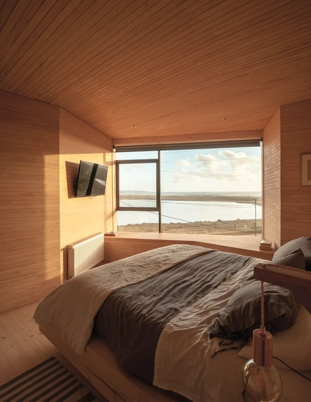 Casa Laguna — dormitorio de madera con vista al mar