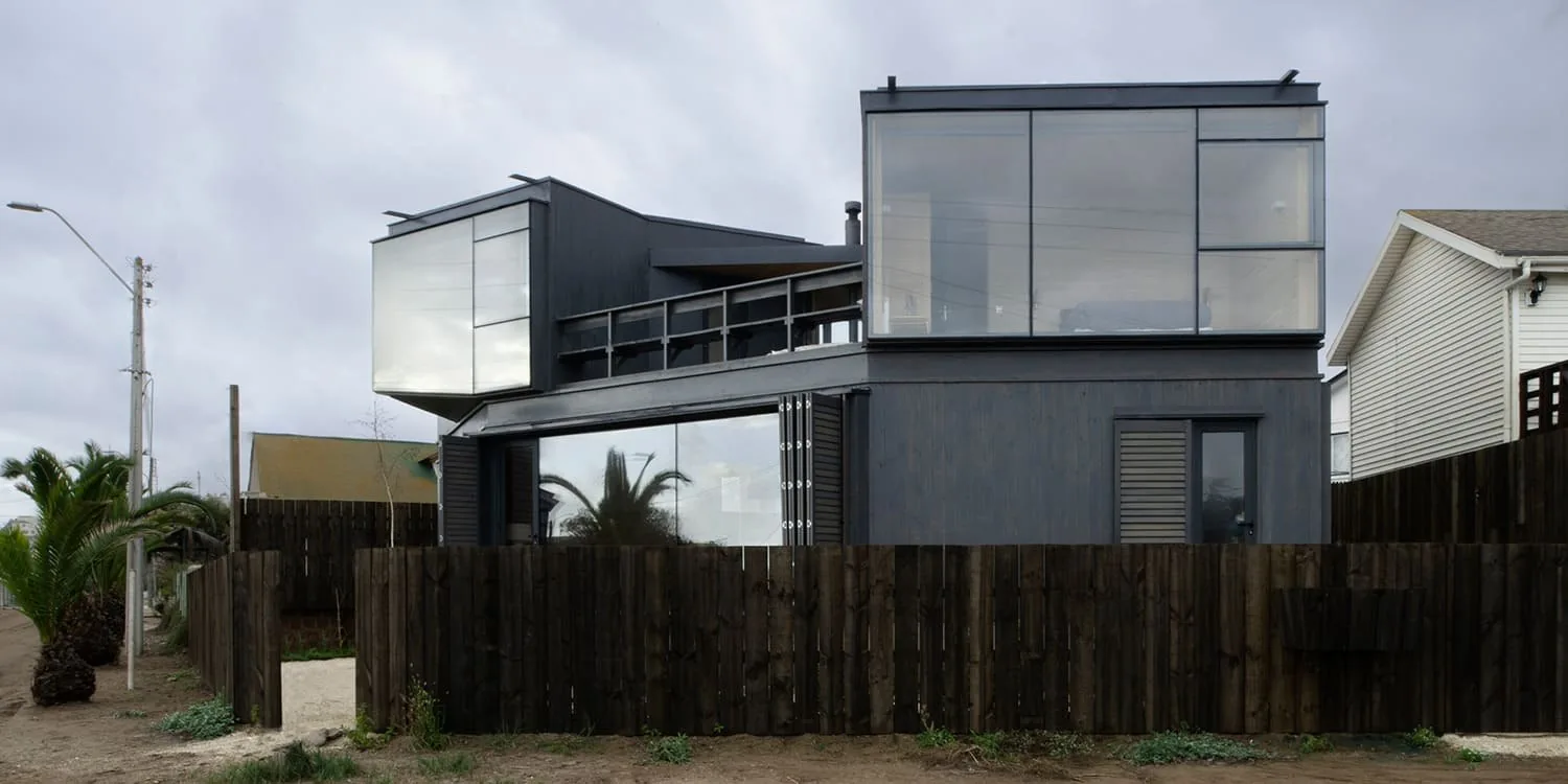 Casa Laguna, Zapallar — fachada frontal completa de la vivienda desde la calle