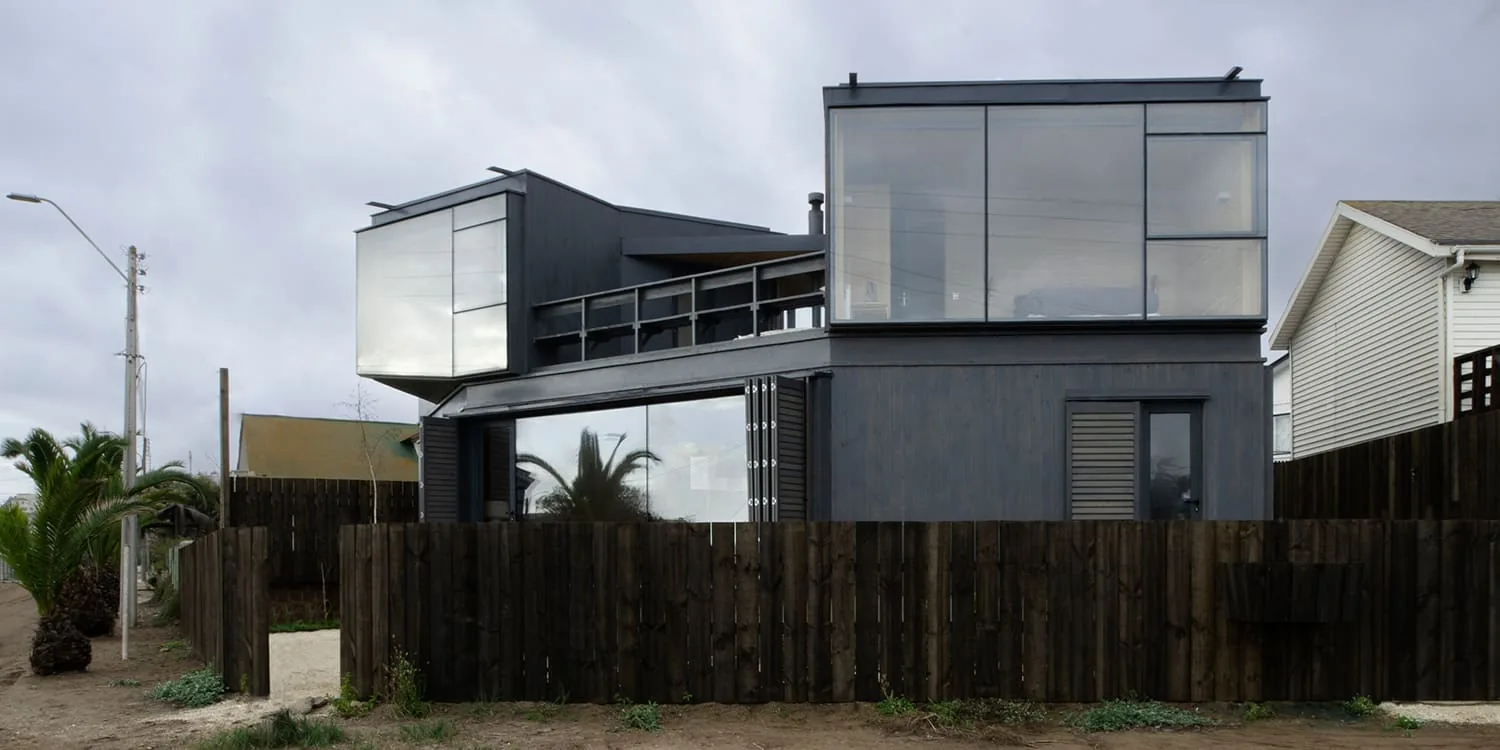 Casa Laguna, Zapallar — vista lateral de la fachada de madera