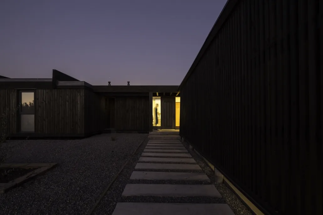 Casa TH, Chicureo — acceso peatonal nocturno