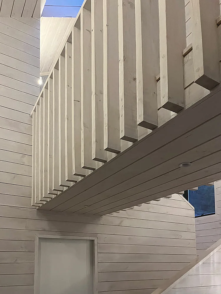 Casa VG — baranda interior de madera sobre el vacío