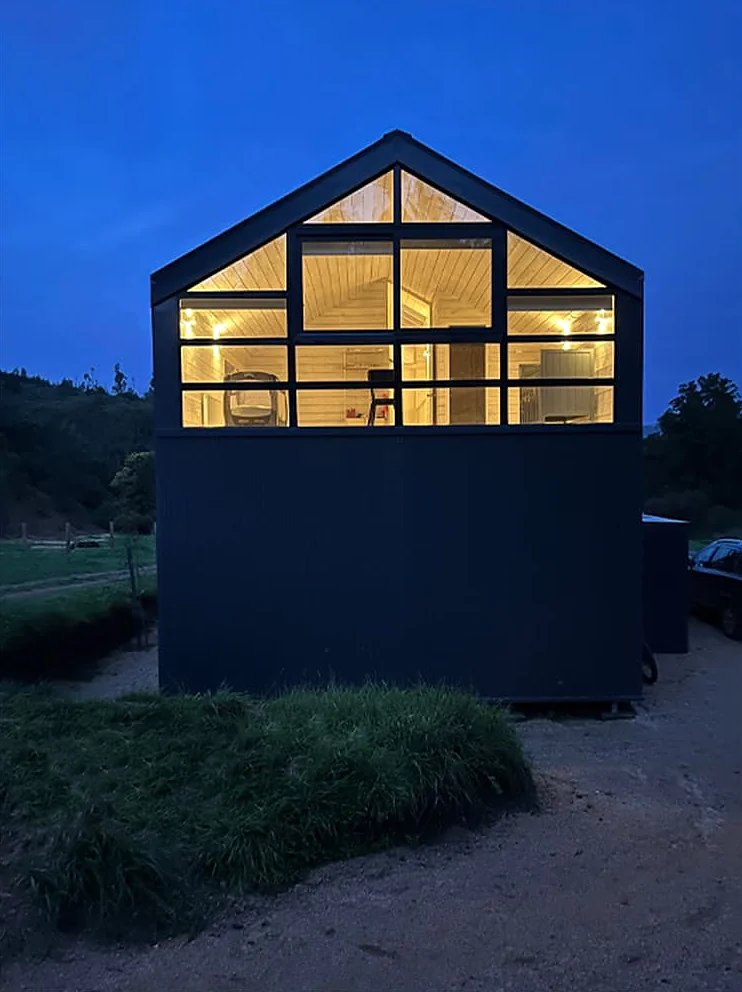 Casa VG — fachada posterior iluminada de noche