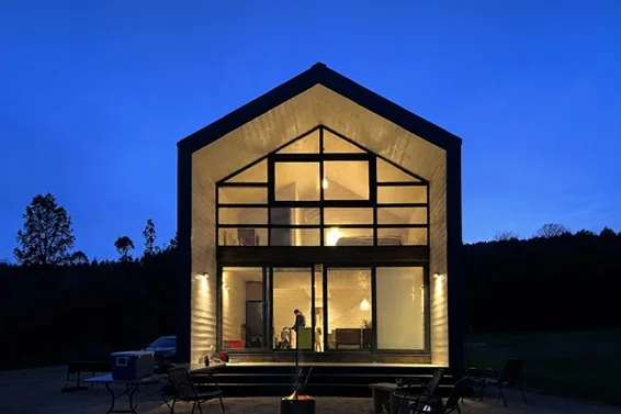 Casa VG, Lago Vichuquén — fachada principal iluminada al anochecer